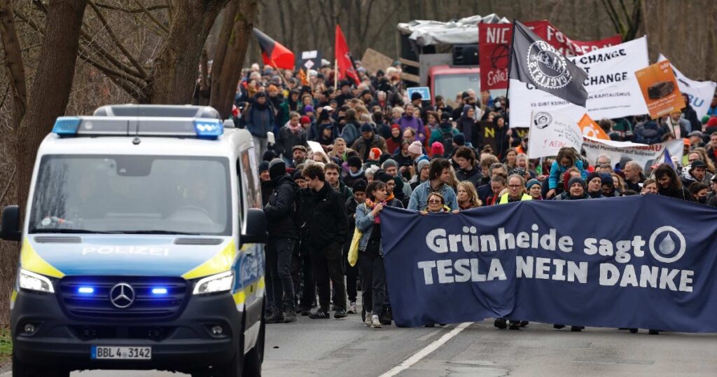 Manifestantes invaden gigafactory de Tesla en Alemania