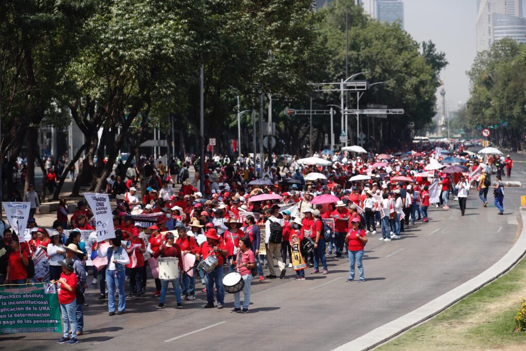 Nueva marcha de la CNTE colapsa Paseo de la Reforma