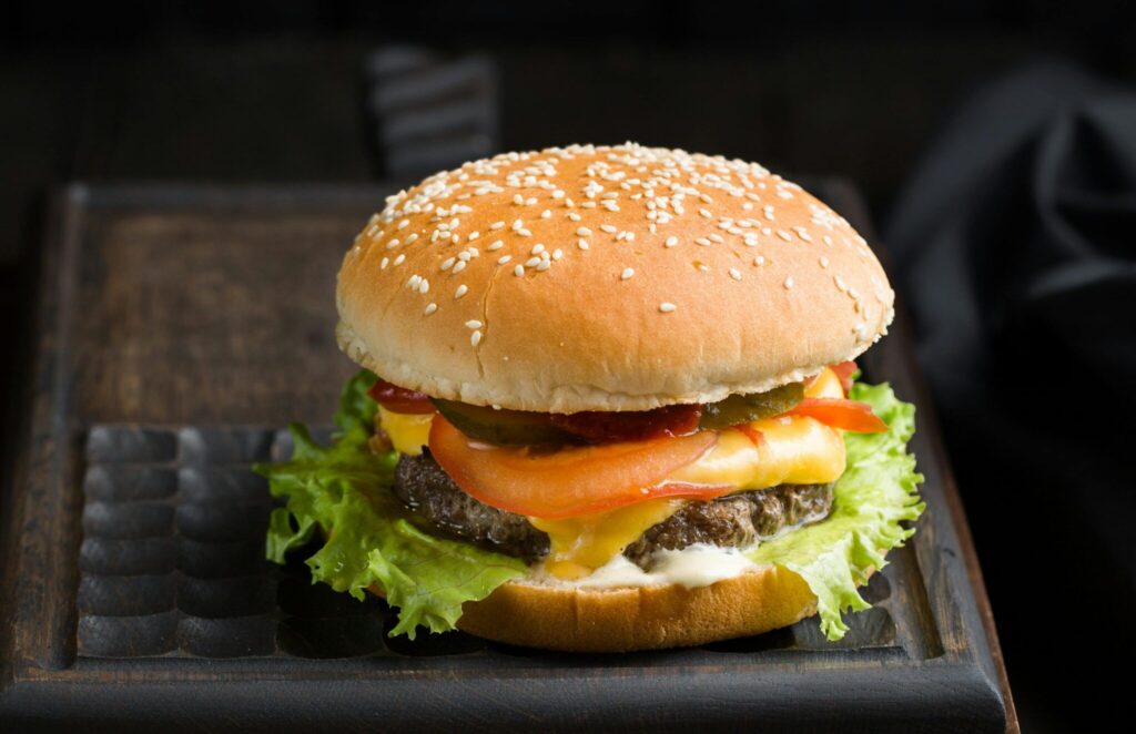 Familia halla vidrio en hamburguesa de conocida franquicia de comida rápida