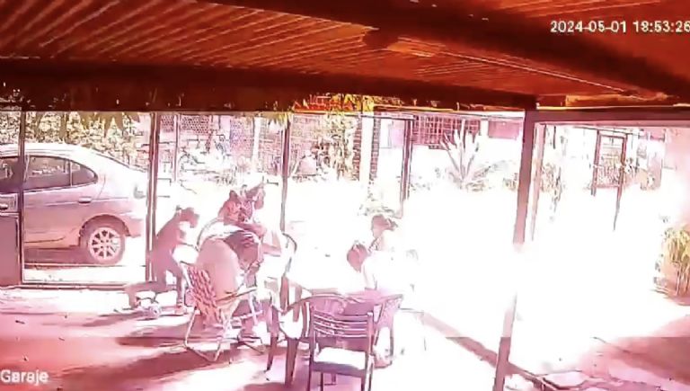 Una familia es sorprendida por múltiples rayos que impactan en el patio de su residencia