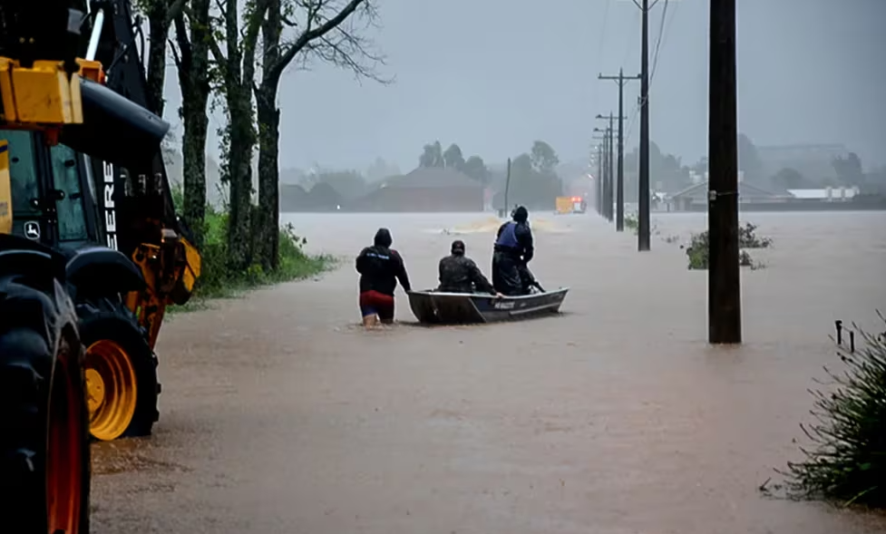 Al menos 8 muertos y 21 desaparecidos por las lluvias en el sur de Brasil