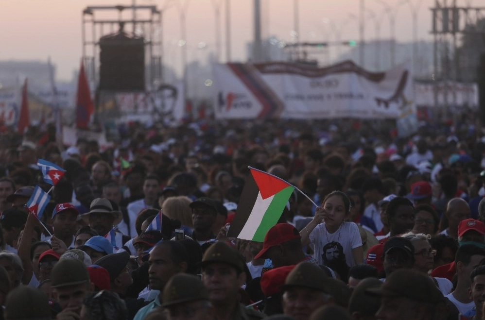 Banderas palestinas ondean en marchas del 1° de mayo