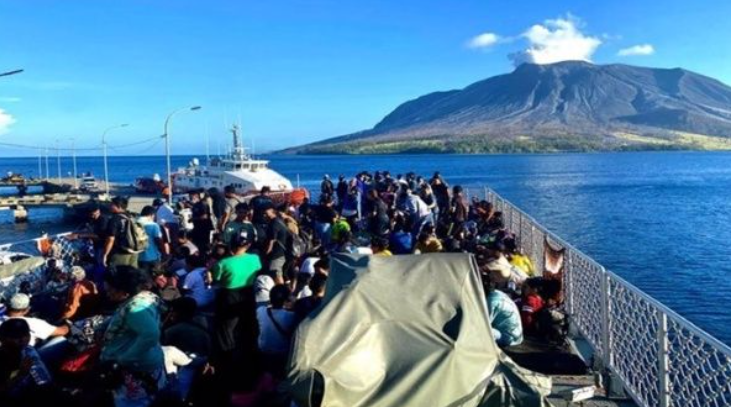 Continúan evacuaciones por erupción del volcán Ruang en Indonesia