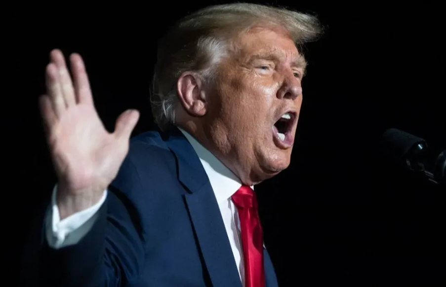 Juez amenaza a Donald Trump con la cárcel si desacata sus órdenes
