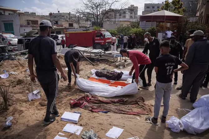 Autoridades de Gaza dicen haber exhumado cerca de 50 cuerpos en otra fosa común en el Hospital Al Shifa