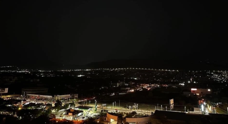 Apagones en al menos 11 estados tras emergencia en red eléctrica