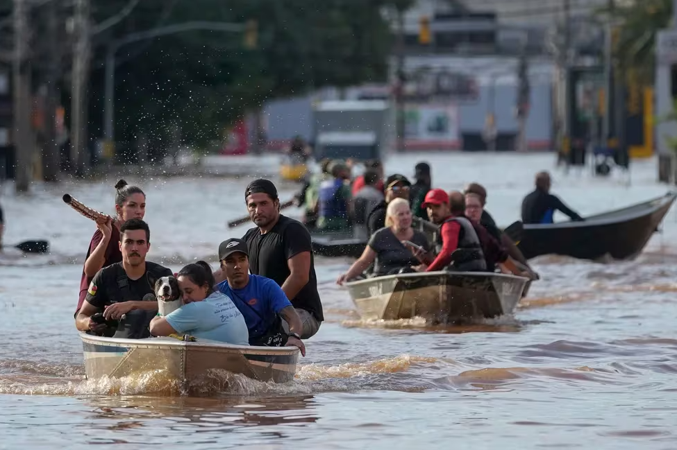 Sube a 100 los muertos por inundaciones en Brasil