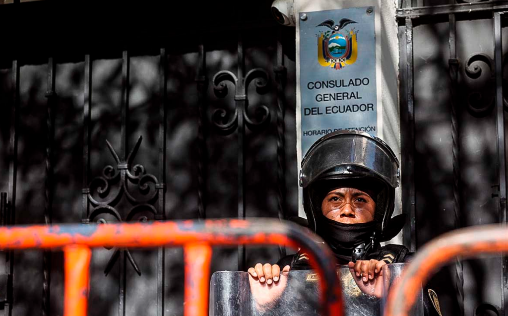Ecuador anuncia el cierre de sus consulados en México