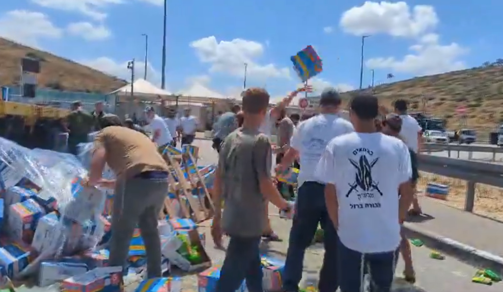 Israelíes destruyen comida que iba rumbo a la Franja de Gaza
