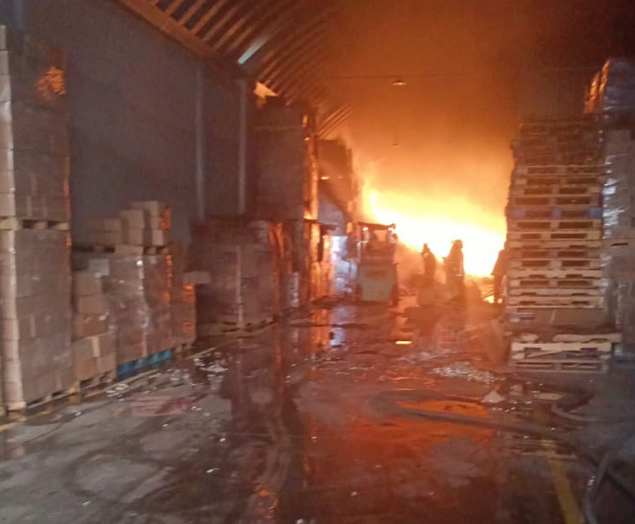 Gran incendio consume fábrica de veladoras San Rafael en Texmelucan, Puebla