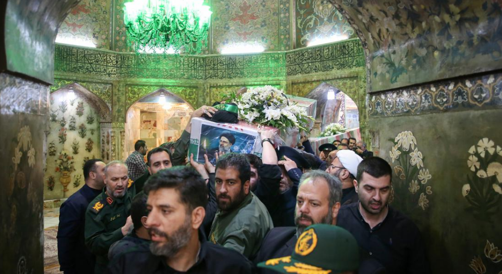 Decenas de miles asisten al funeral de Raisi en Teherán