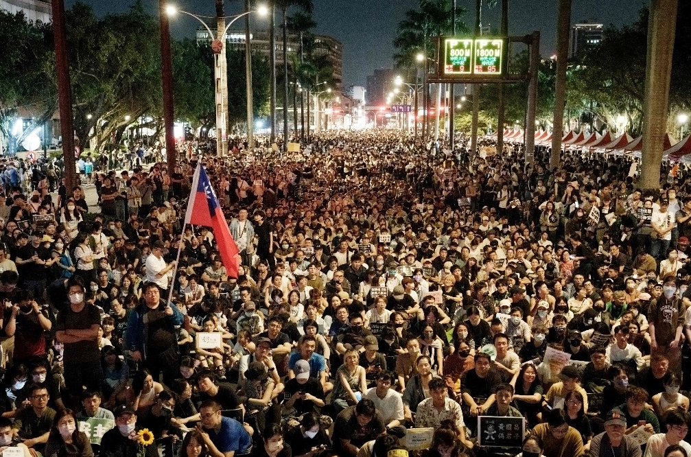 Protestan más de 100 mil personas frente a Parlamento de Taiwán