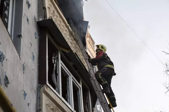 Aumenta a 16 el número de muertos en el ataque ruso contra un hipermercado de construcción en Járkov