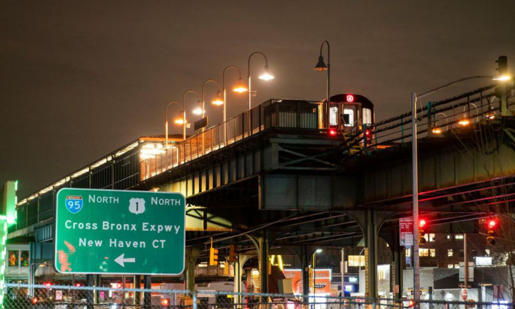 Hombre lanza líquido flamable a pasajero del metro en Nueva York; víctima termina en el hospital