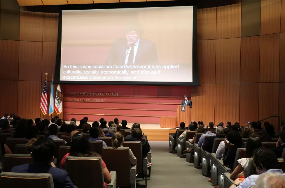Milei expuso en Stanford y se reúne con los CEO de Google y Apple