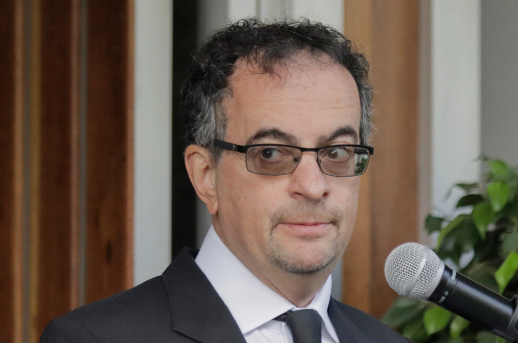 Embajador del Reino Unido en México despedido por apuntar con un rifle a su personal