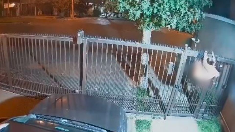 Una mujer fue encontrada sin pantalones y colgada de un cerco después de ingresar a robar una casa
