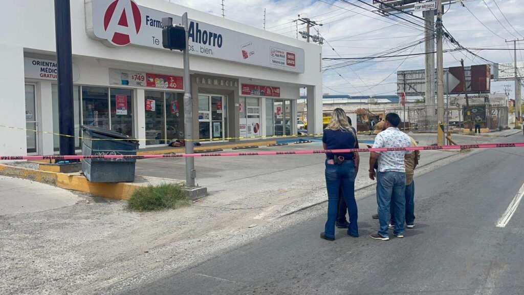 Pareja es asesinada afuera de una farmacia; el hombre intentó huir, pero fue alcanzado