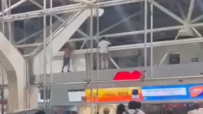VIDEO: Hombre se lanza desde lo alto en terminal de autobuses en Cancún
