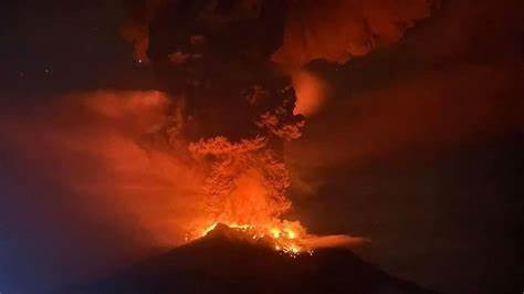 Preocupación por erupción del volcán Ruang en Indonesia; temen por tsunami