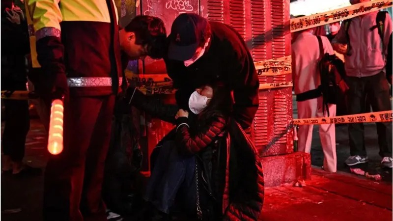 Parlamento surcoreano inicia investigación de la estampida de Halloween en Itaewon