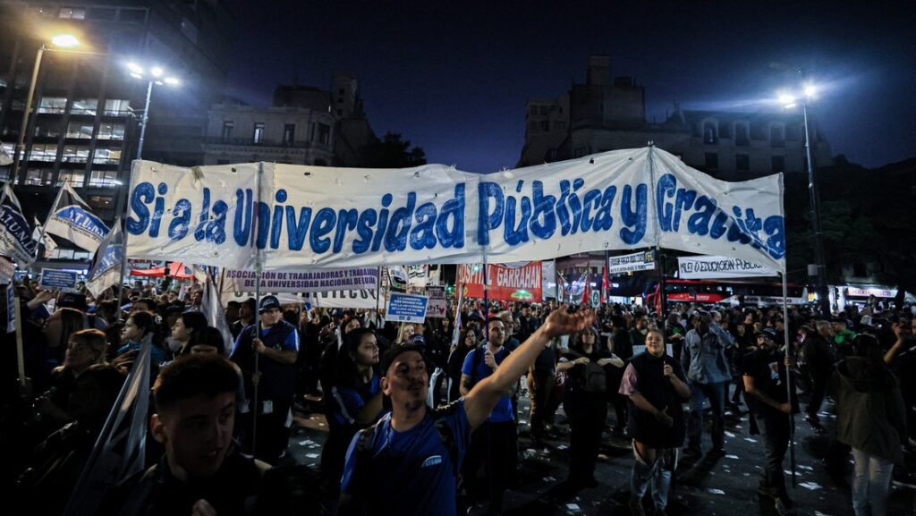 Milei ordena auditar convenios con universidades tras marcha contra los recortes