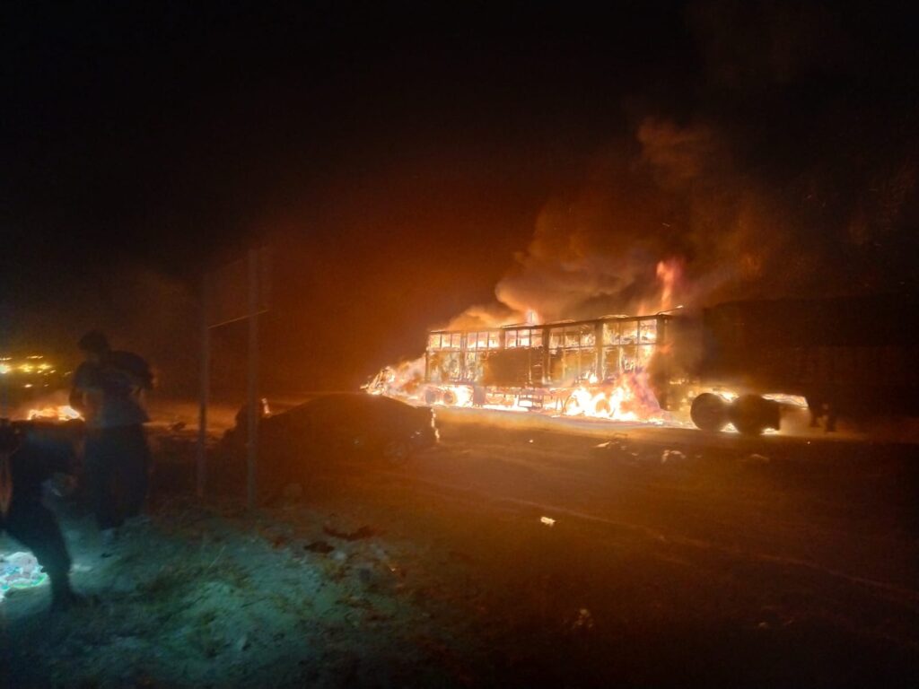 Chocó contra tráiler que se incendió y perdió la vida
