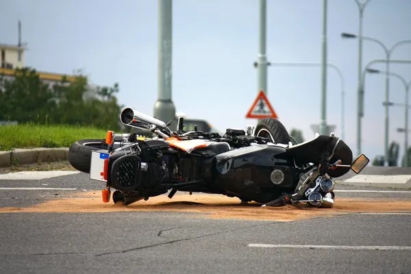 Dos accidentados en motocicleta; uno está grave