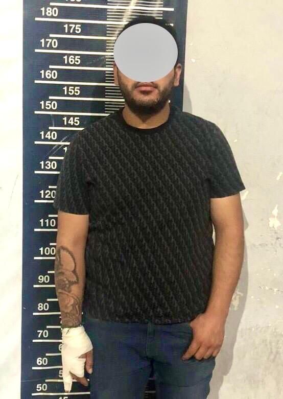Con botella de cerveza le pegó en la cabeza a menor