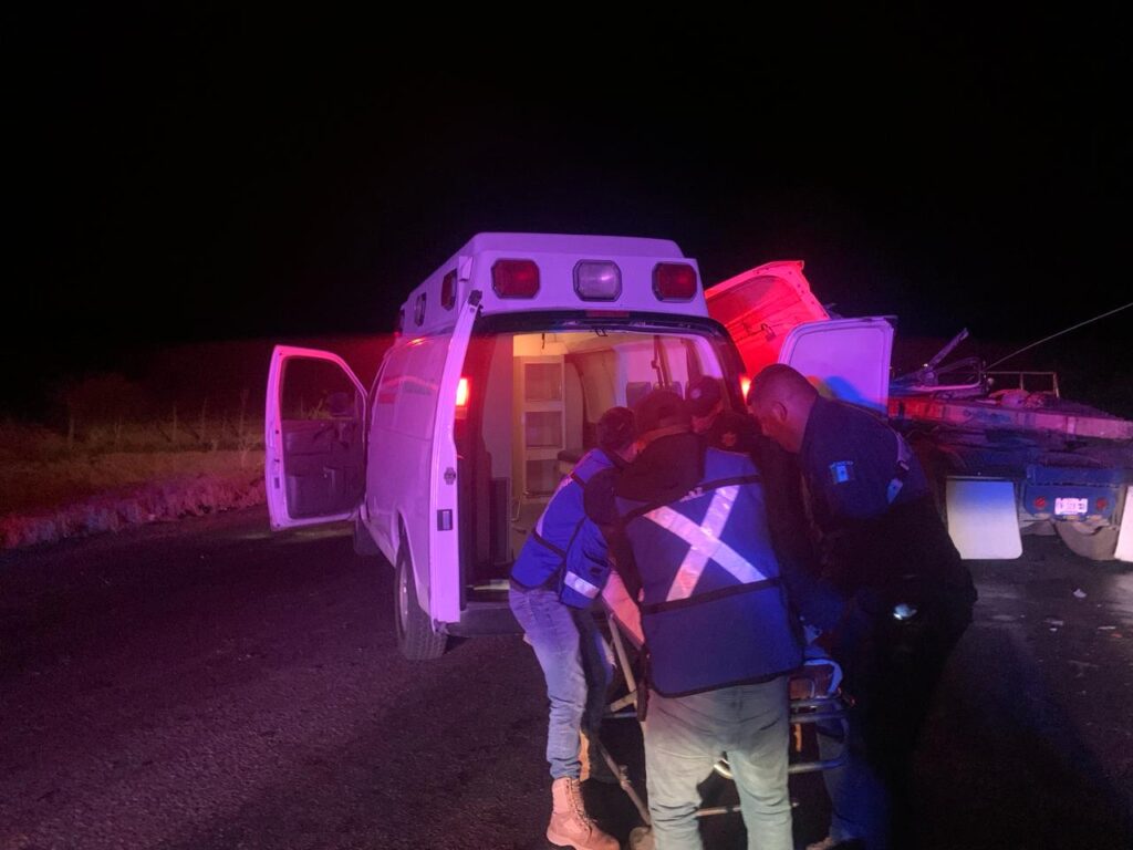 Quedaron prensados al chocar contra tráiler