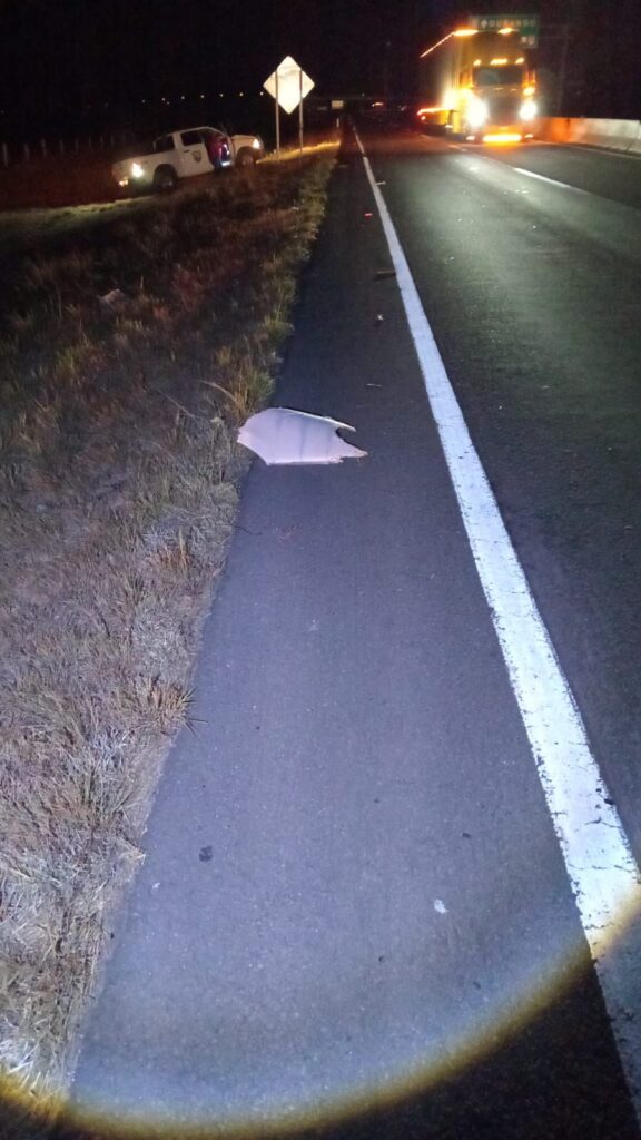 Vehículo le arrancó un pierna y lo mató en la carretera