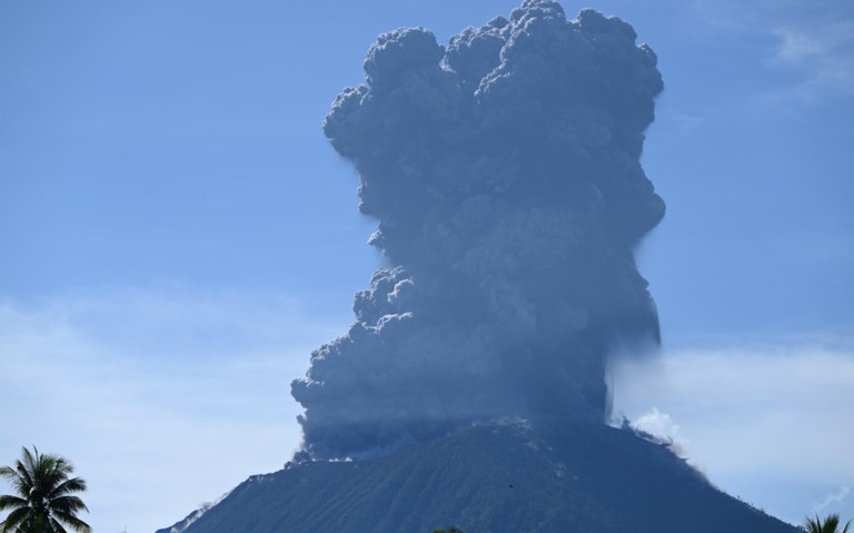 Volcán Ibu en Indonesia entra en erupción