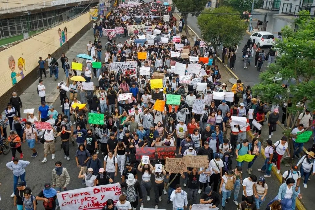Alumnos de CCH Naucalpan marchan por muerte de estudiante