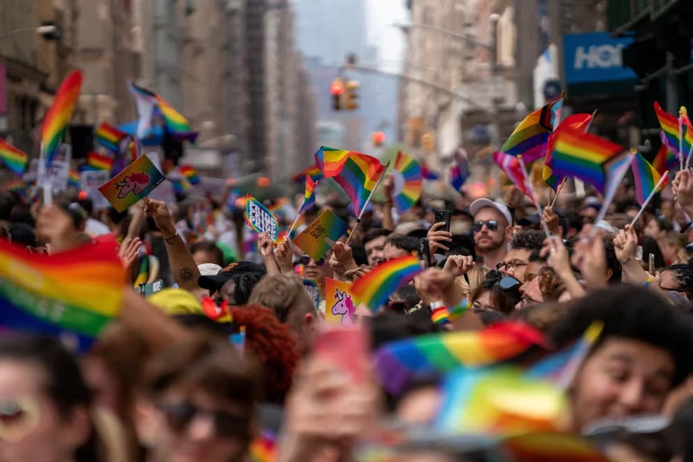 EU emite alerta de viaje mundial y advierte amenazas terroristas contra eventos LGBT