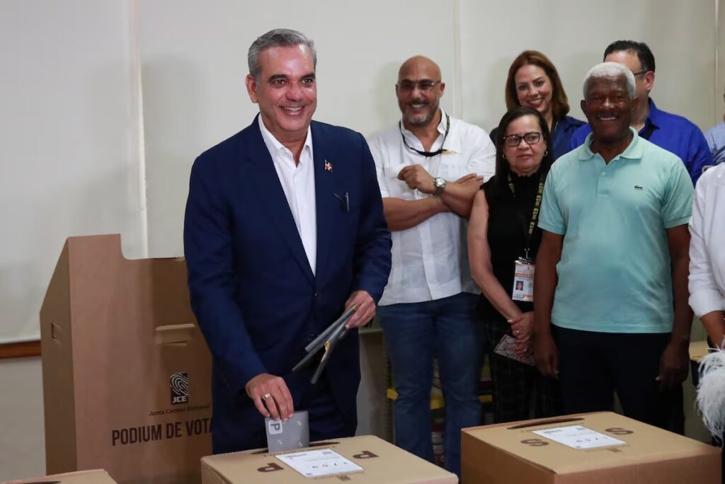 Cierran las urnas en República Dominicana con Abinader como favorito para la reelección
