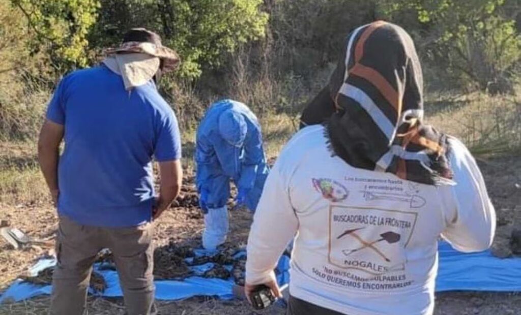 Colectivos hallan 10 cuerpos en fosas clandestinas en Nogales
