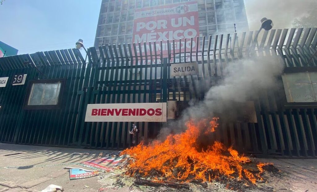 CNTE vandaliza sede del PRI y quema propaganda