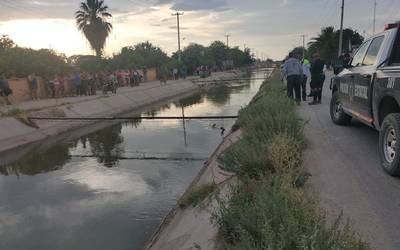 Vecinos amarraron cadáver que arrastraba la corriente