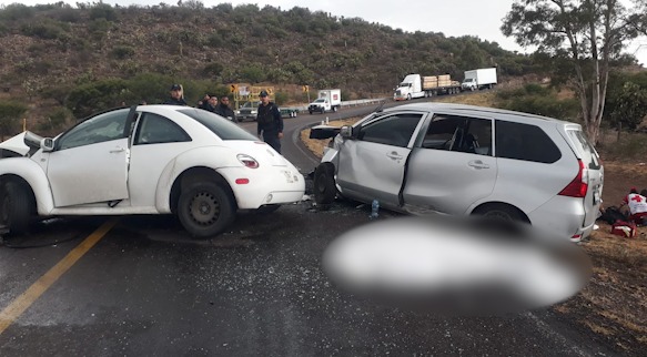 Encontronazo en la libre a Mazatlán dejó mujer muerta y heridos (video)
