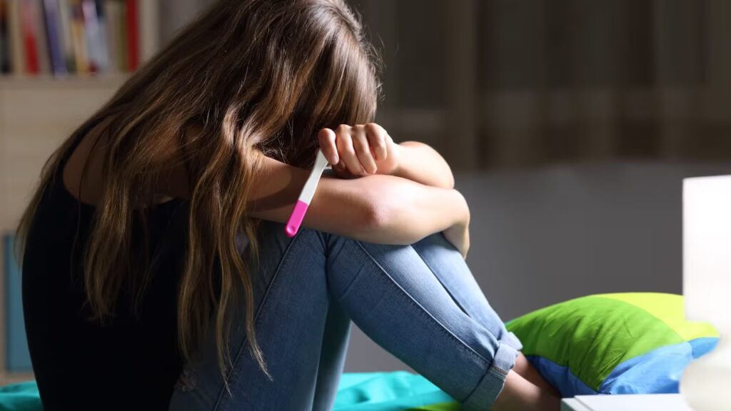 Disminuye más de 40% el embarazo adolescente en México