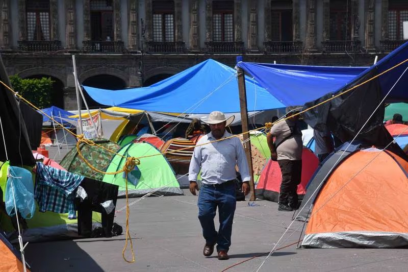 CNTE acuerda reubicar su plantón del Zócalo debido al cierre de campaña de Sheinbaum 