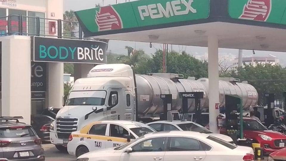 ¡Desesperación en Chiapas! Llenan tinacos con gasolina tras desabasto por bloqueos de la CNTE