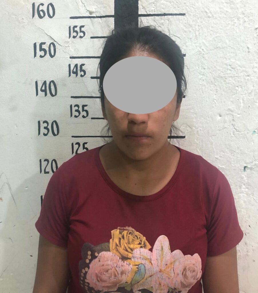Niño vende dulces para dar de comer a sus hermanitos