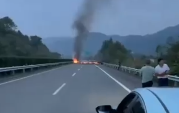 Hombre queda calcinado tras accidente vial