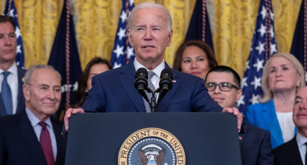 Biden dice que es de “sentido común” su plan de ayuda a migrantes en EU