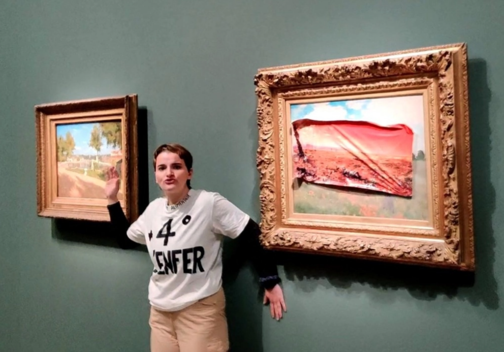 Un activista coloca un cartel adhesivo sobre una pintura de Monet en el Museo de Orsay.