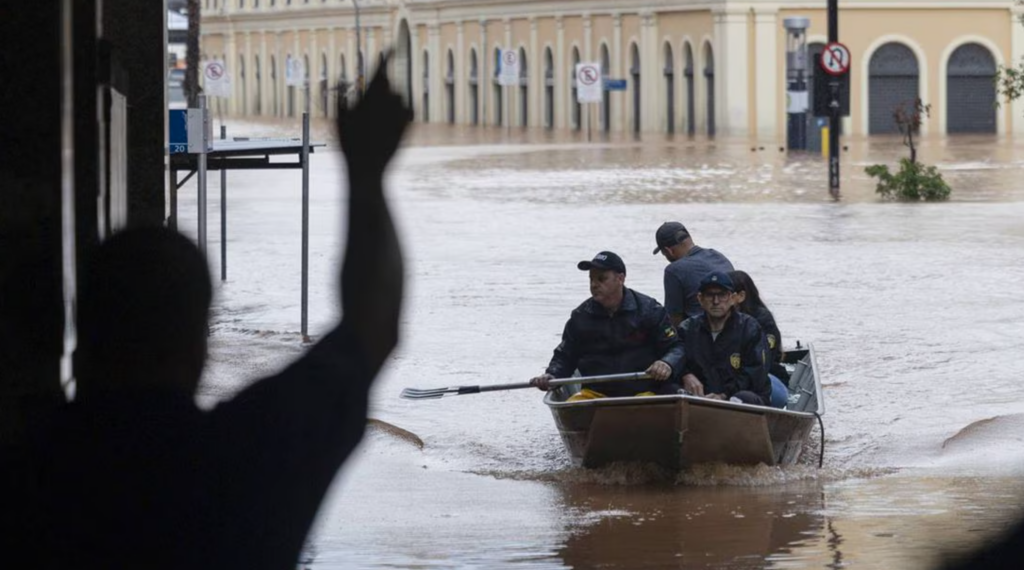 Porto Alegre lleva un mes inundada mientras retira miles de toneladas de basura