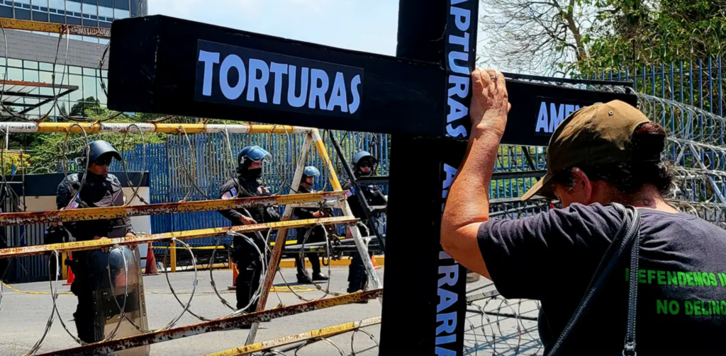 El Salvador registra más de 300 muertes bajo custodia estatal