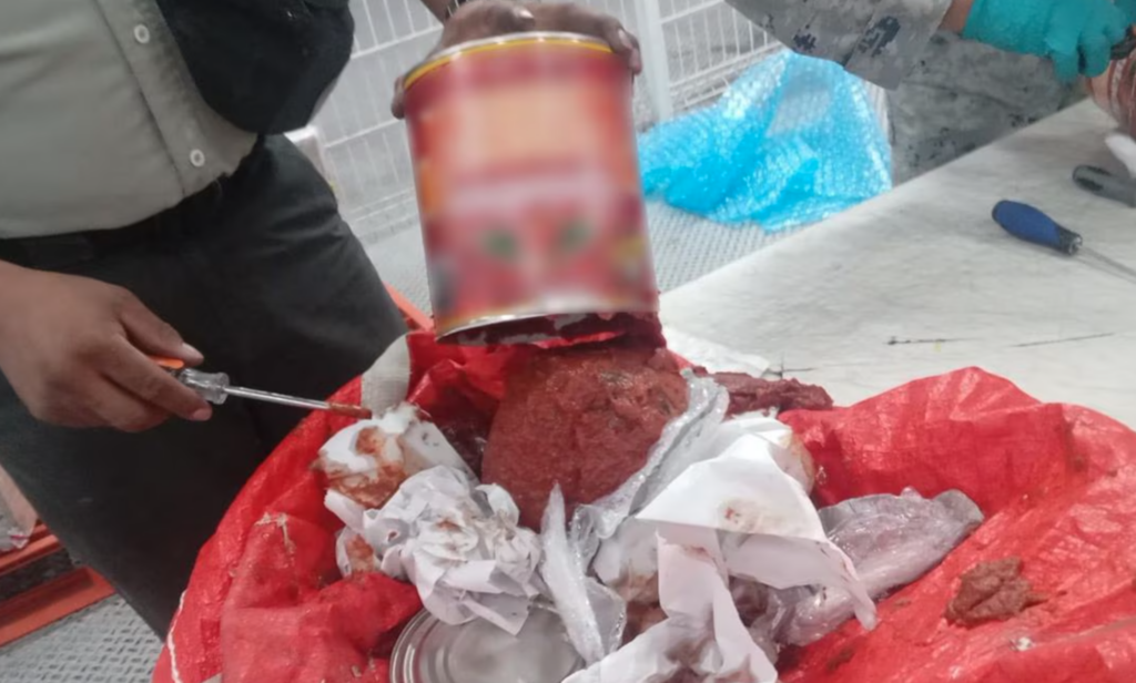 Guardia Nacional encuentra 12 kilos de cristal escondidos en latas de salsa para pizza en empresa de mensajería en Querétaro