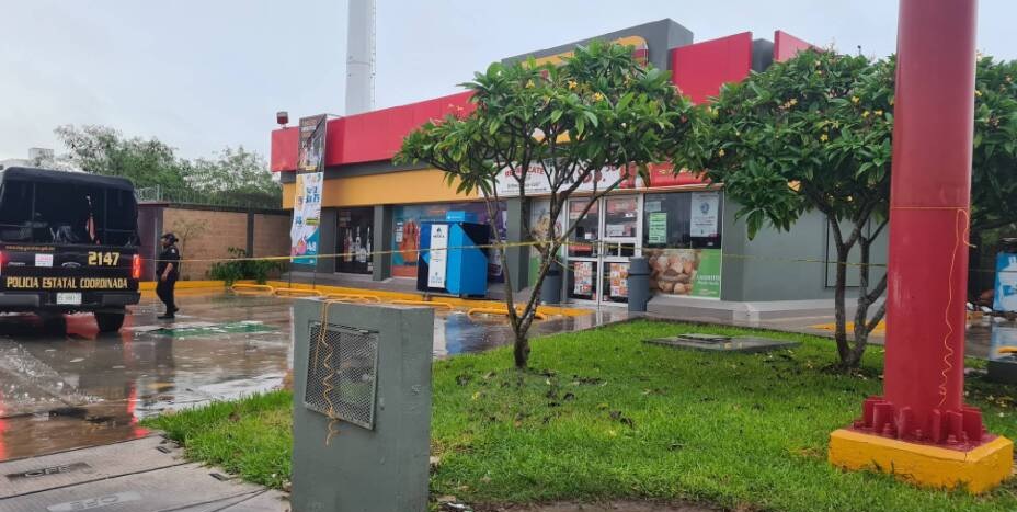 Desplome de techo en tienda e inundaciones tras lluvias en Yucatán